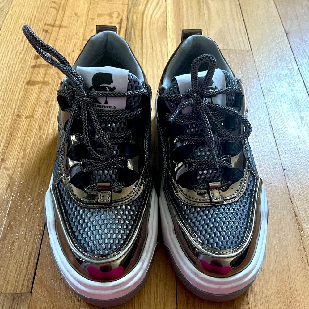 Like new Karl Lagerfeld sneakers. Size US 5M